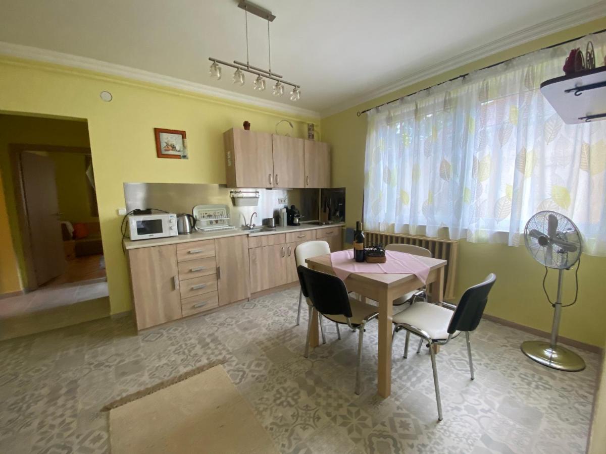 Eszter Apartman Eger Exteriör bild