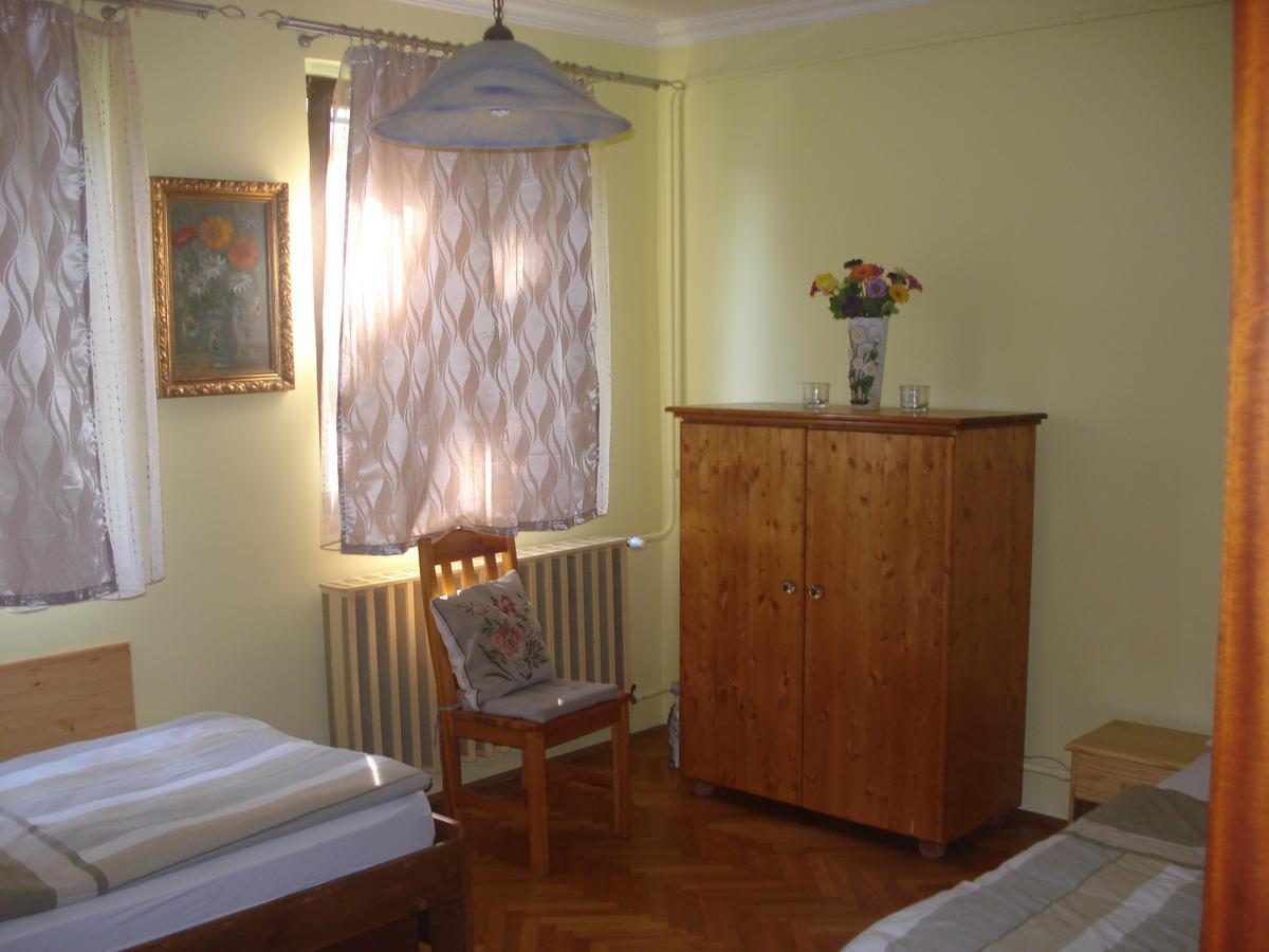 Eszter Apartman Eger Exteriör bild