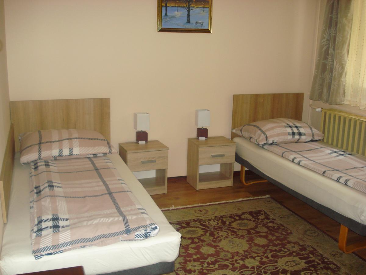 Eszter Apartman Eger Exteriör bild